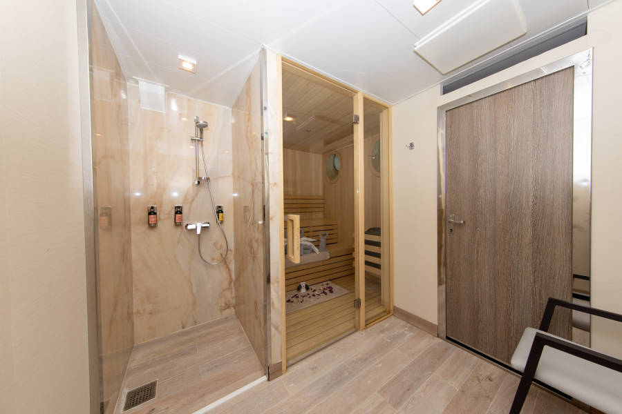 世界探索号 (World Explorer)