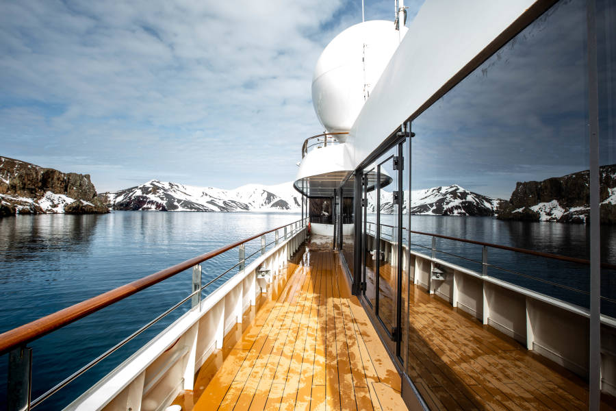 世界探索号 (World Explorer)