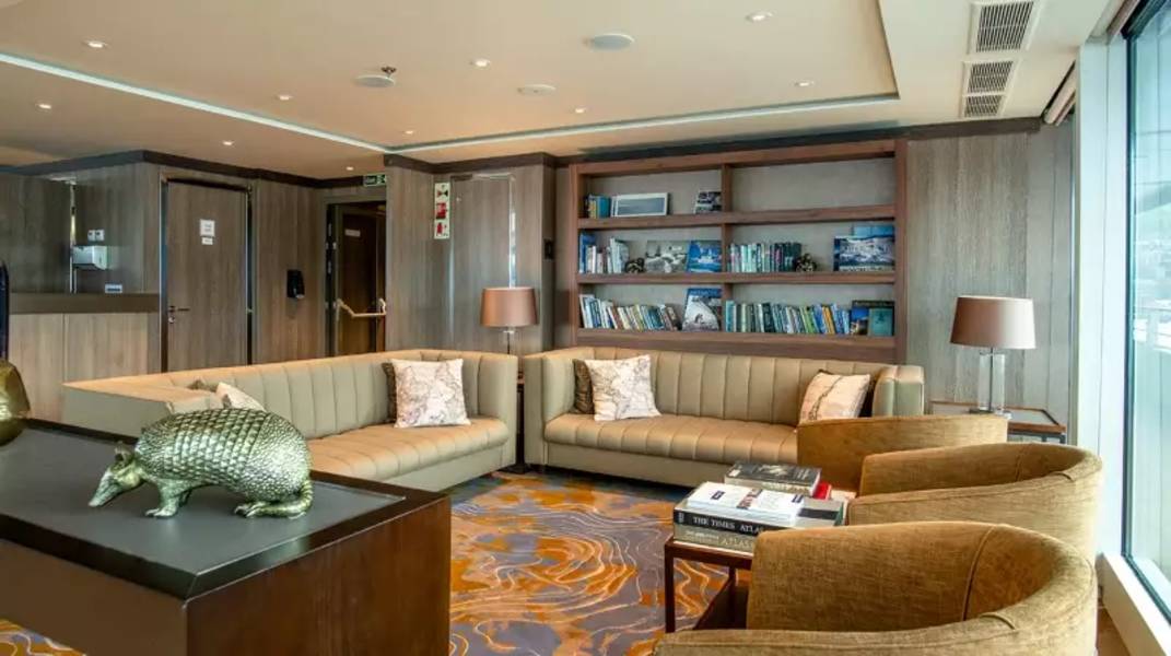 世界探索号 (World Explorer)