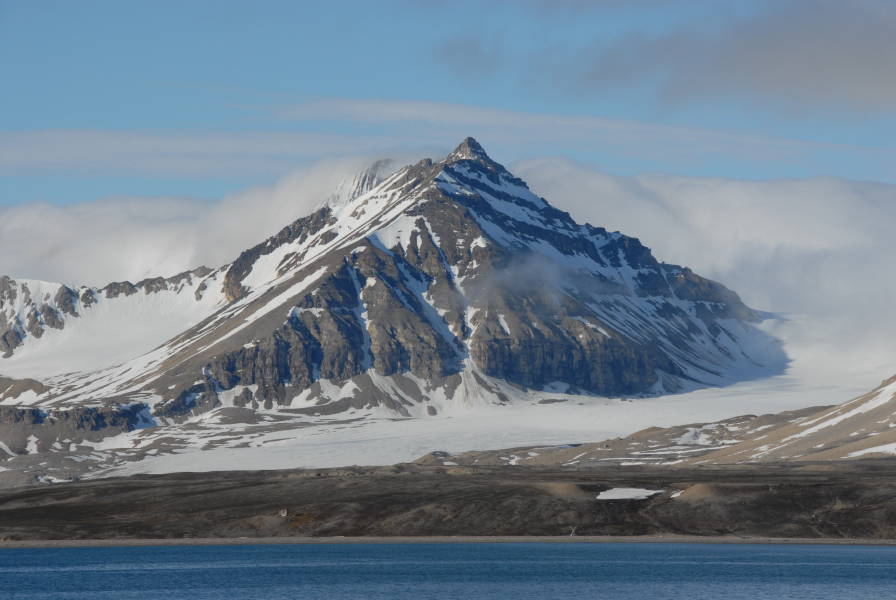 北极传奇：经由法罗群岛和扬马延岛探索斯匹次卑尔根