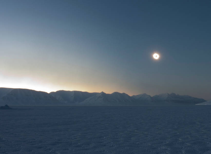 冰岛到格陵兰岛日全食，17 天