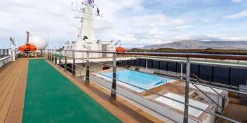 世界探索号 (World Explorer)