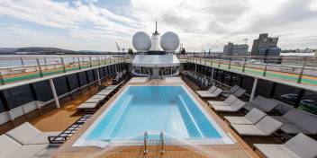 世界探索号 (World Explorer)