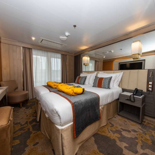 世界探索号 (World Explorer)