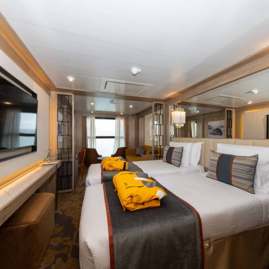 世界探索号 (World Explorer)