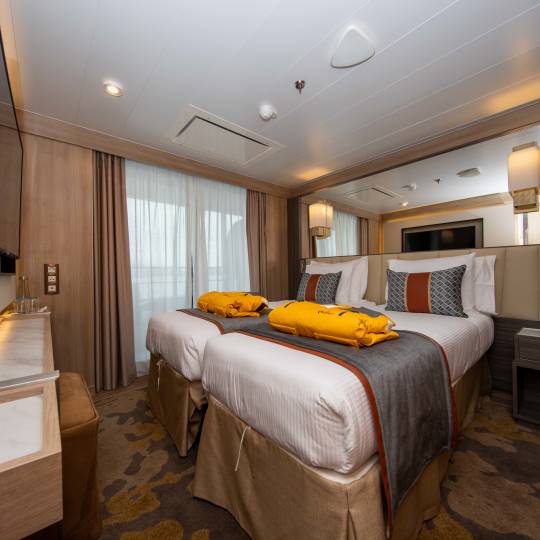 世界探索号 (World Explorer)