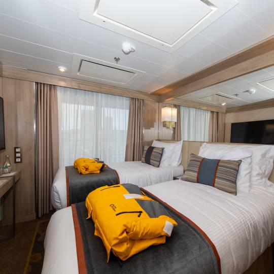 世界探索号 (World Explorer)