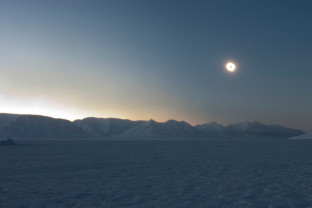 冰岛到格陵兰岛日全食，17 天