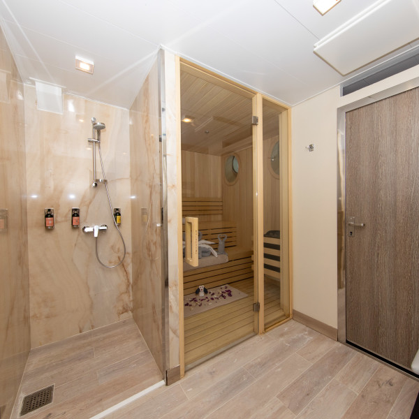 世界探索号 (World Explorer)