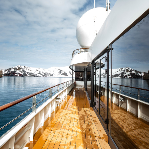 世界探索号 (World Explorer)